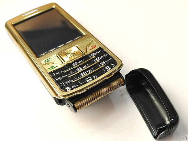 
Shave Mobile – мобильный телефон со встроенной бритвой
