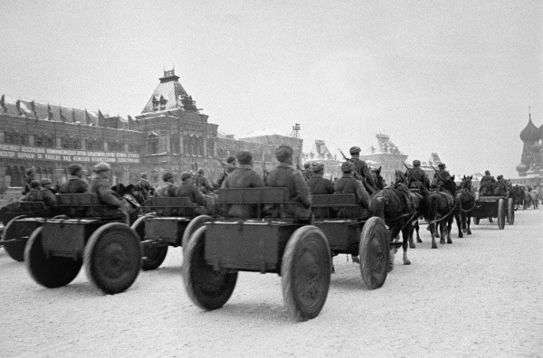 
Парад на Красной площади 7 ноября 1941 года
