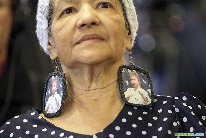 
Бабушка Чака Норриса всегда носит с собой фотографию внука
