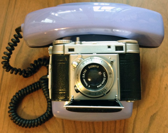 
Первый телефон с зеркальной камерой
